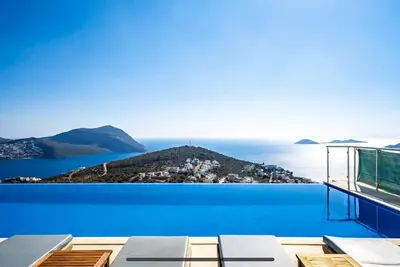Une magnifique villa orientée sud avec piscine à débordement et vue imprenable sur la mer