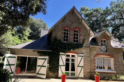 Image de Villa de charme à 400 m de la plage dans parc arboré de 4000m2