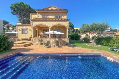 Image de Club Villamar - Superbe villa avec piscine privée et beaux espaces extérieurs située dans un quar. . .