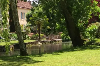 Image de \"Moulin des Charmes\" dans un parc d'1ha traversé par la rivière