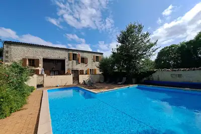 Image de Gîte au bord de la piscine, idéal pour les familles avec enfants