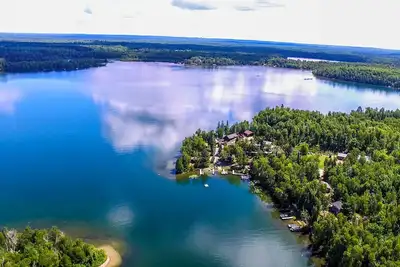 Image de Magnifique chalet en bois rond au bord du lac