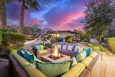 Image de Piscine chauffée, volley-ball, putting green, vélos et plus encore! Entièrement mis à jour avec garage et Casita!