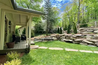 Image de Tally-Ho, chalet bien aménagé à distance de marche du centre-ville!