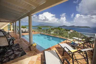Image de Amarilla Villa possède une magnifique piscine et un spa avec une vue panoramique