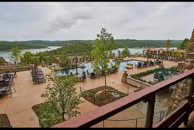 Image de Les falaises de Long Creek - Le lac Table Rock, vivez un grand cèdre le 4 juillet.
