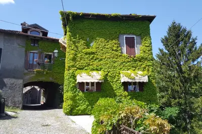 La maison de lierre dans le château, une maison de 400 ans très calme récemment rénovée.