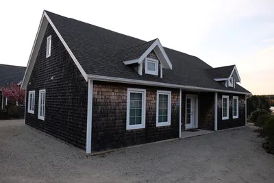 Image de Séjour de vacances moderne avec vue sur la mer à Deep Cove