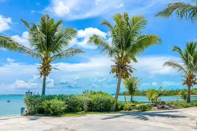 Image de L'ouragan Dorian N'A Pas touché Exumas. Grande maison au bord de la mer avec 2 suites principales