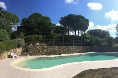 Image de Casale toscane confortable en pierre et bois au sommet d'une colline couverte d'oliviers