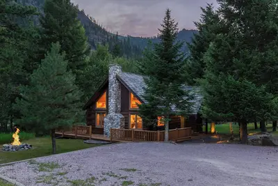 Image de Belle, la main cabane en rondins avec cheminée en pierre, décoré avec goût