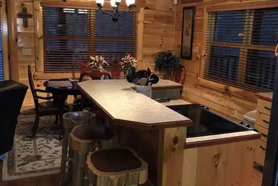 Image de * Smoky Jambearee * Cabine de luxe à Smoky Cove Resort. . Salle de jeux, piscine, bain à remous