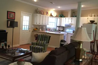 Image de Détendez-vous et profitez de tout ce que Oxford a à offrir et séjournez au «LandShark Lounge».