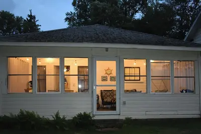 Image de Un charmant chalet des années 1930 surplombant le lac Érié