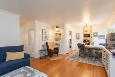 Image de Nouvelle Liste - Cottage vintage rénové de deux chambres à coucher, à quelques pas de la plage.