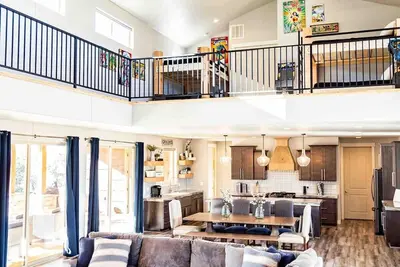 Image de Daybreak Maintenant Ouvert! Offrir Du Luxe Et De Grands Espaces!