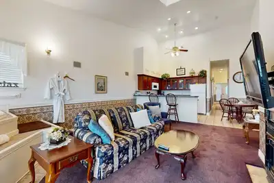 Image de Suite en bord de mer avec terrasse, vue sur la plage, cheminée et baignoire à jets!