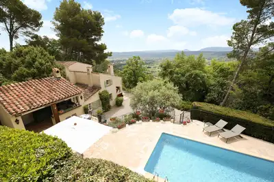 Image de Vues spectaculaires, piscine et maison de vacances familiale de 5 chambres en Provence