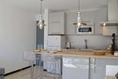 Image de Appartement rénové, climatisé à 200m de la plage avec balcon et parking privé