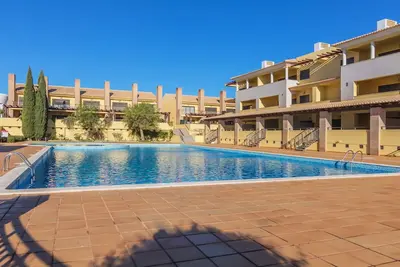 Image de Appartement moderne au 1er étage avec 2 chambres et 2 salles de bains dans un condominium privé