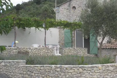 Image de grand gîte dans mas en pierre typique de l'Ardèche méridionale
