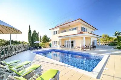 Image de Villa spacieuse et moderne avec piscine privée et vue sur la mer