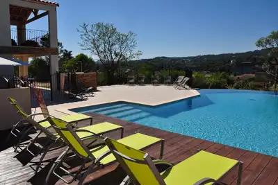 Image de Gîte de vacances \"Gorges de l'Ardéche\" dans une résidence avec piscine