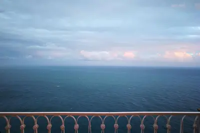 Image de Maison voûtée traditionnelle dans le vert des plantations d'agrumes avec une vue fantastique sur la mer.