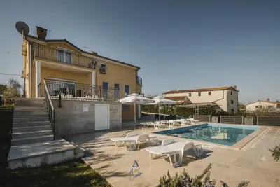 Villa moderne avec piscine chauffée à proximité des plages pouvant accueillir jusqu'à 8+2 personnes