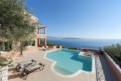 Image de Villa à Corfou avec piscine privée et vue sur la mer spectaculaire