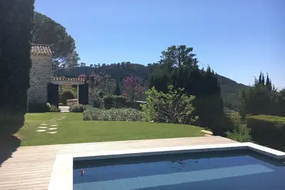 Image de Bastide de charme rénovée, piscine à débordement et vue mer imprenable, 6 ch.