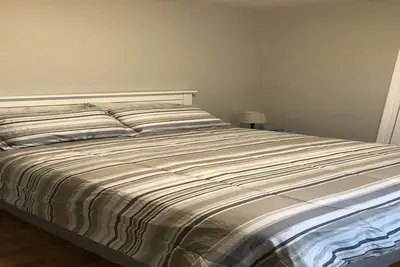 Image de Maison rénovée de 3 chambres à coucher - distance de marche du Grand Lac