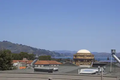 Image de 3br meublé / 2ba Condo de luxe dans Cow Hollow avec une vue incroyable