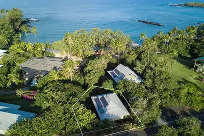 Image de Waialea Bay ~ Étapes menant à la plage de sable fin ~ Vues sur l'océan ~