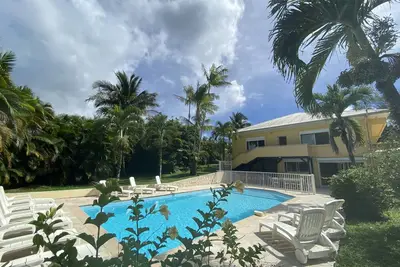 Image de Villa avec piscine, barbecue et jardin