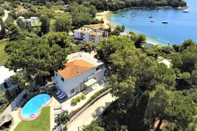 Villa spacieuse avec piscine privée surplombant la plage (à 2 minutes à pied)