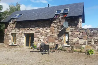 Image de Magnifiquement rénové chalet et grange intégrée face à Loch Mask