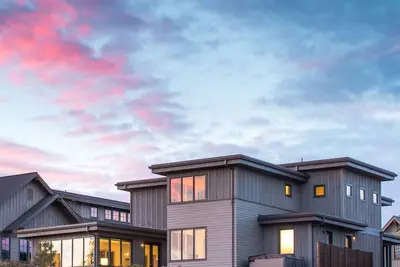 Image de Belle nouvelle maison, 5 Bed / 5. 5 Bath, 25mins au mont. Bachelor, bain à remous, vues Mtn!