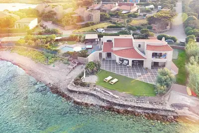 Image de Belle villa indépendante avec piscine et bain à remous extérieur