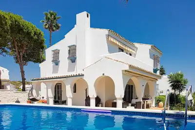 Image de villa de vacances pour famille de 5 personnes, jardin et piscine privés