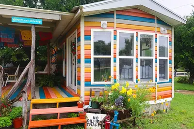Image de Hippies & Cowboys: Une chambre à coucher tinyhome 2. 10 km de la rivière Frio
