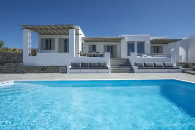Aqua retraite à Paros avec piscine privée, vue imprenable sur la mer, à proximité des plages de sable