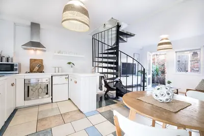 Image de Élégant appartement d'époque rénové au coeur d'Elwood!