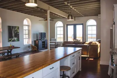 Image de Penthouse 4 chambres avec vue sur le port inférieur au centre-ville de Marquette