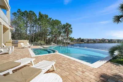 Image de Superbe propriété au bord du lac avec une vue imprenable et piscine à débordement privée!