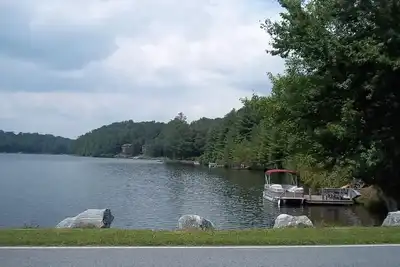 Image de Spralling éleveur près du lac