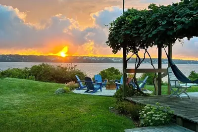 Image de Vue spectaculaire depuis le charmant Waterfront Cottage sur Fogland Point