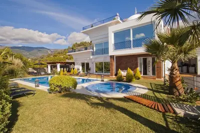 Image de Villa de luxe neuve, 5 chambres, 5 salles de bain, piscine privée