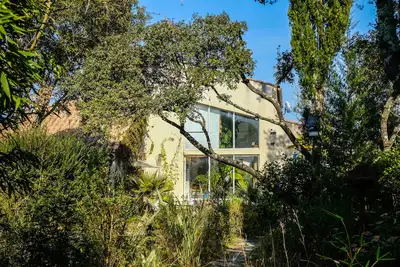 Image de Villa dans un grand jardin avec piscine et bassins.