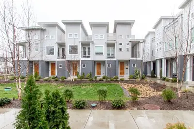 Image de Ultra Modern Pad ✦ Mins To D'Town ✦ Comfy Beds
